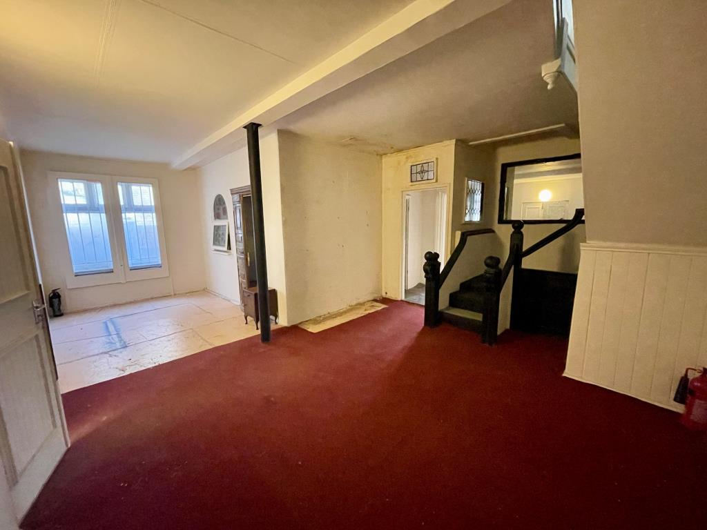 Lot: 130 - DETACHED MIXED USE PROPERTY WITH MOORINGS AT REAR - Ground floor hallway